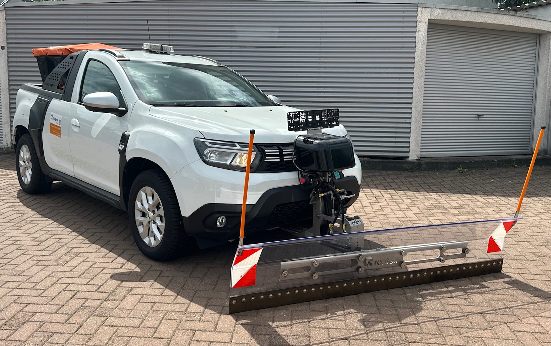 Winterdienstfahrzeug Dacia Duster mit Rontex-Schneepflug
