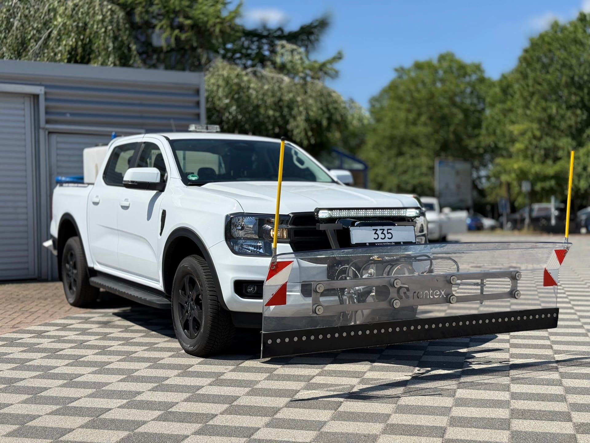 Winterdienstfahrzeug Ford Ranger mit Rontex-Schneepflug
