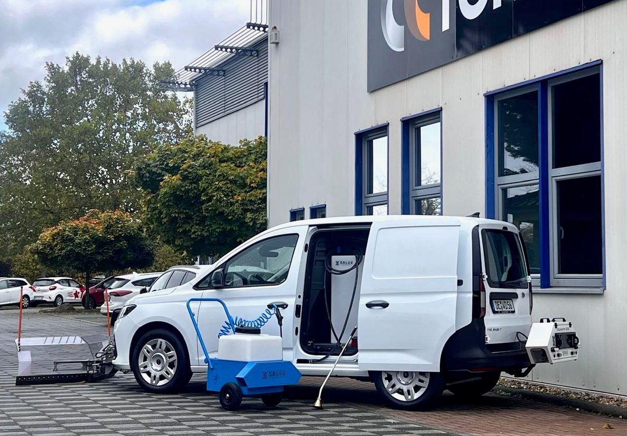 Winterdienstfahrzeug Ford Transit Connect mit Rontex-Schneepflug