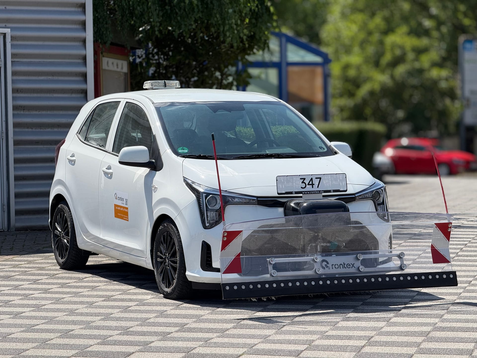 Winterdienstfahrzeug Kia Picanto mit Rontex-Schneepflug