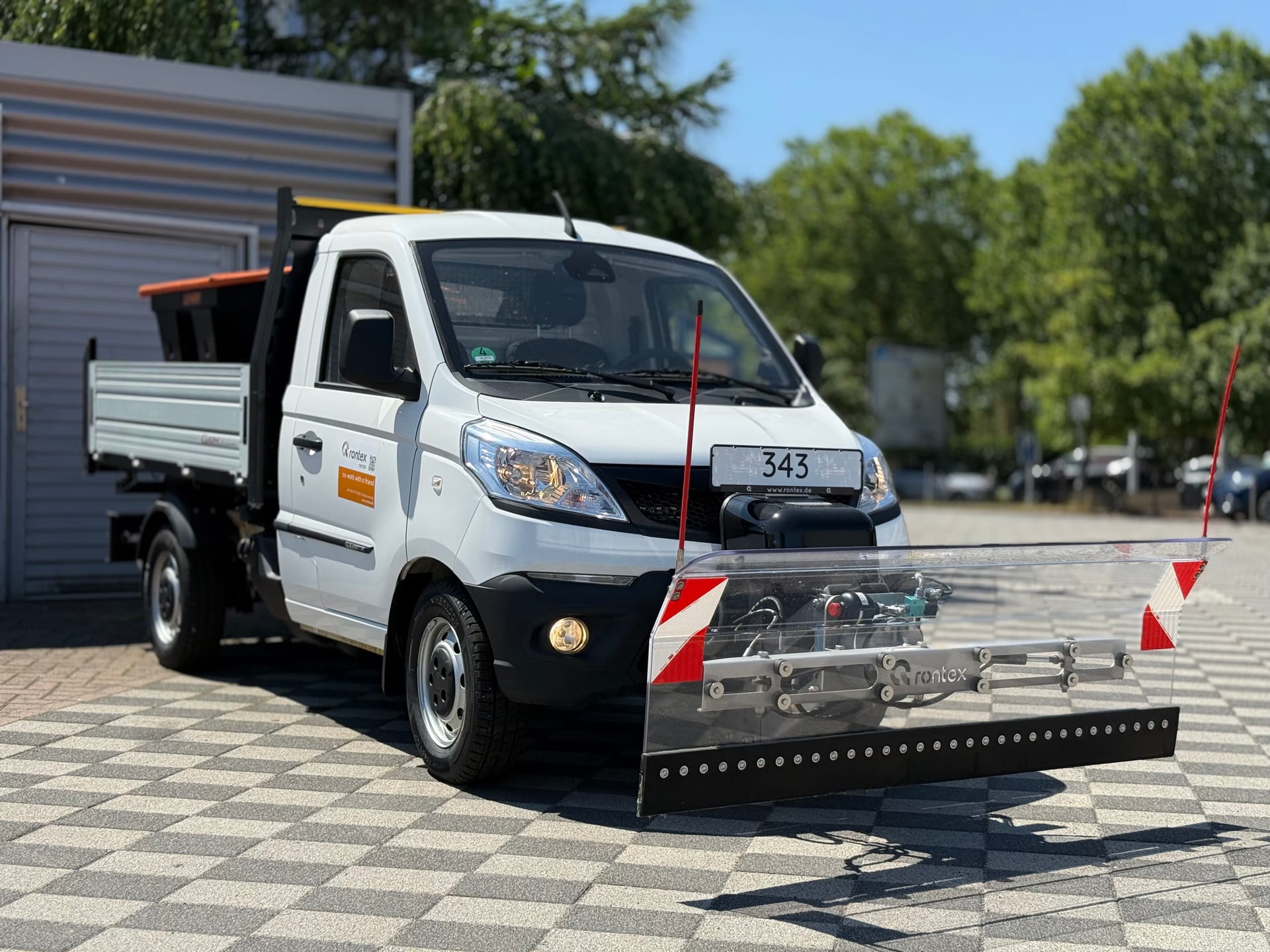 Winterdienstfahrzeug Piaggio Porter mit Rontex-Schneepflug