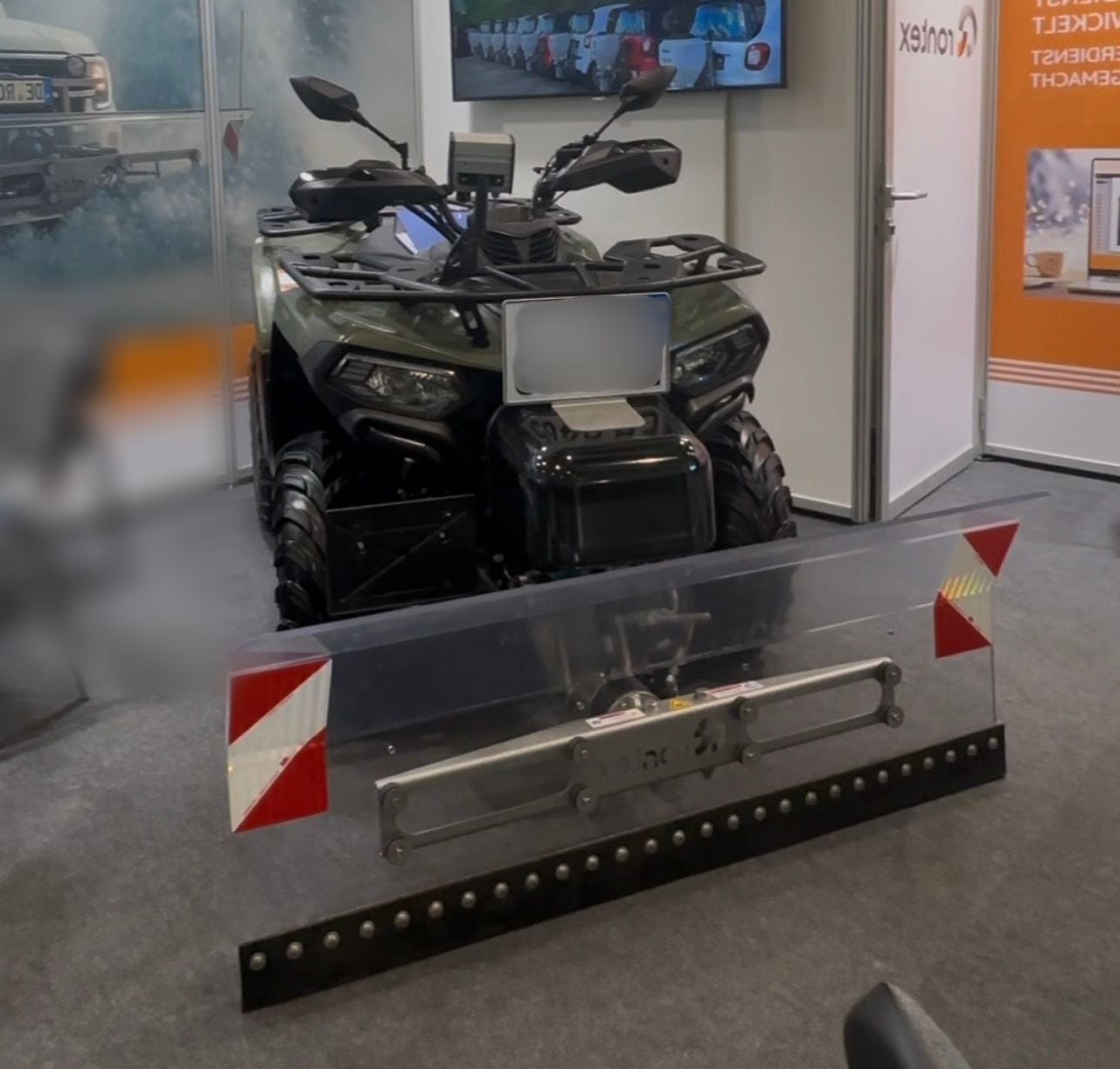 Winterdienstfahrzeug Quad mit Rontex-Schneepflug