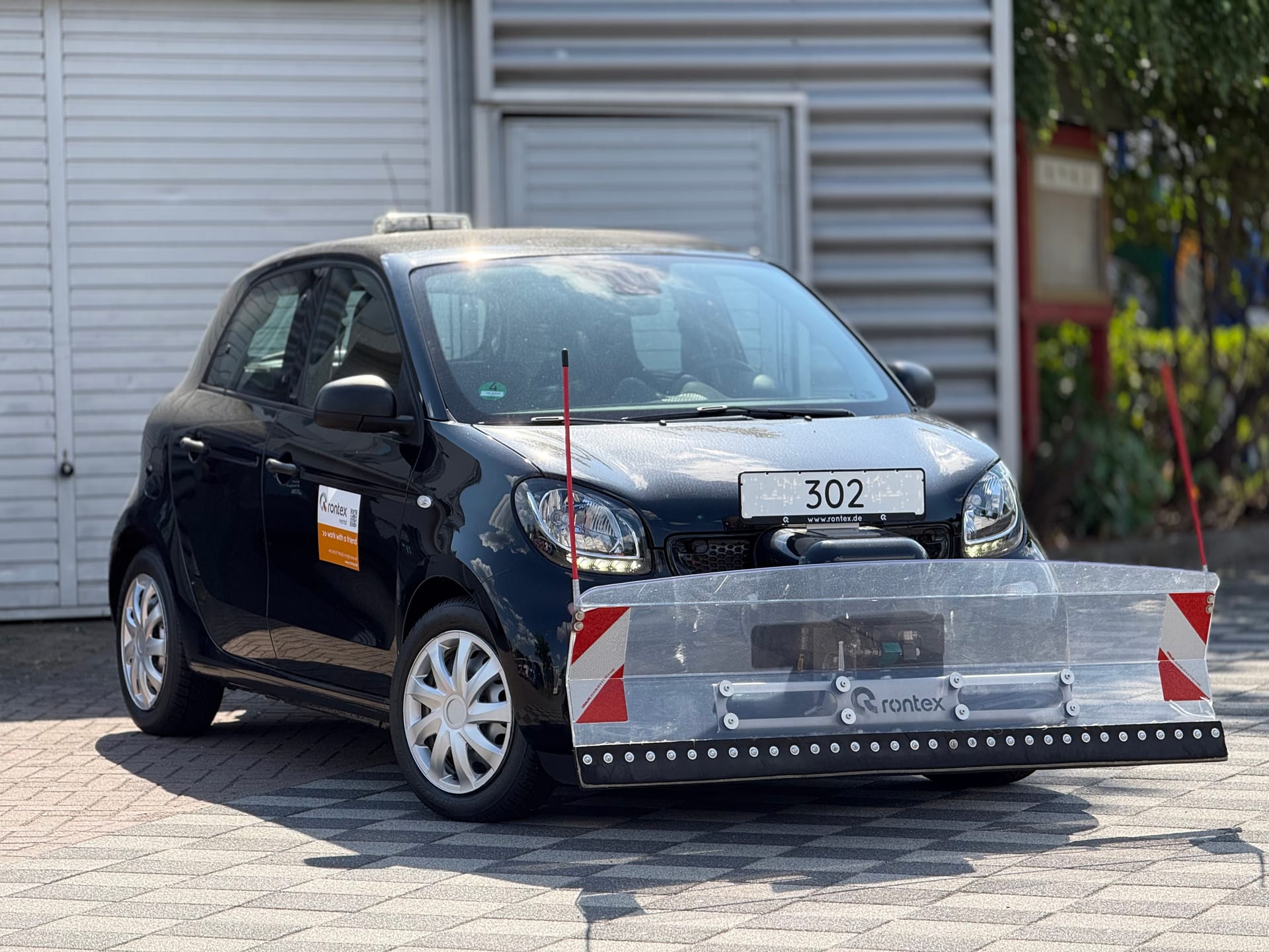 Winterdienstfahrzeug Smart ForFour mit Rontex-Schneepflug