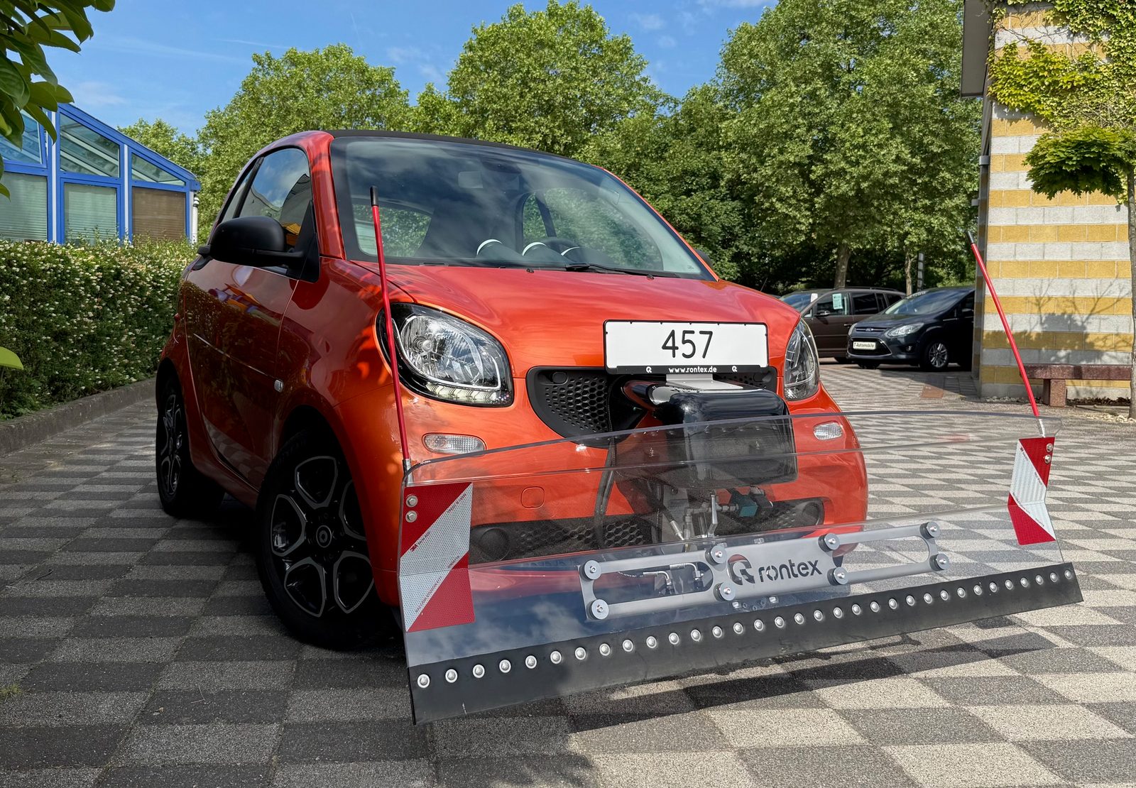 Winterdienstfahrzeug Smart fortwo mit Rontex-Schneepflug