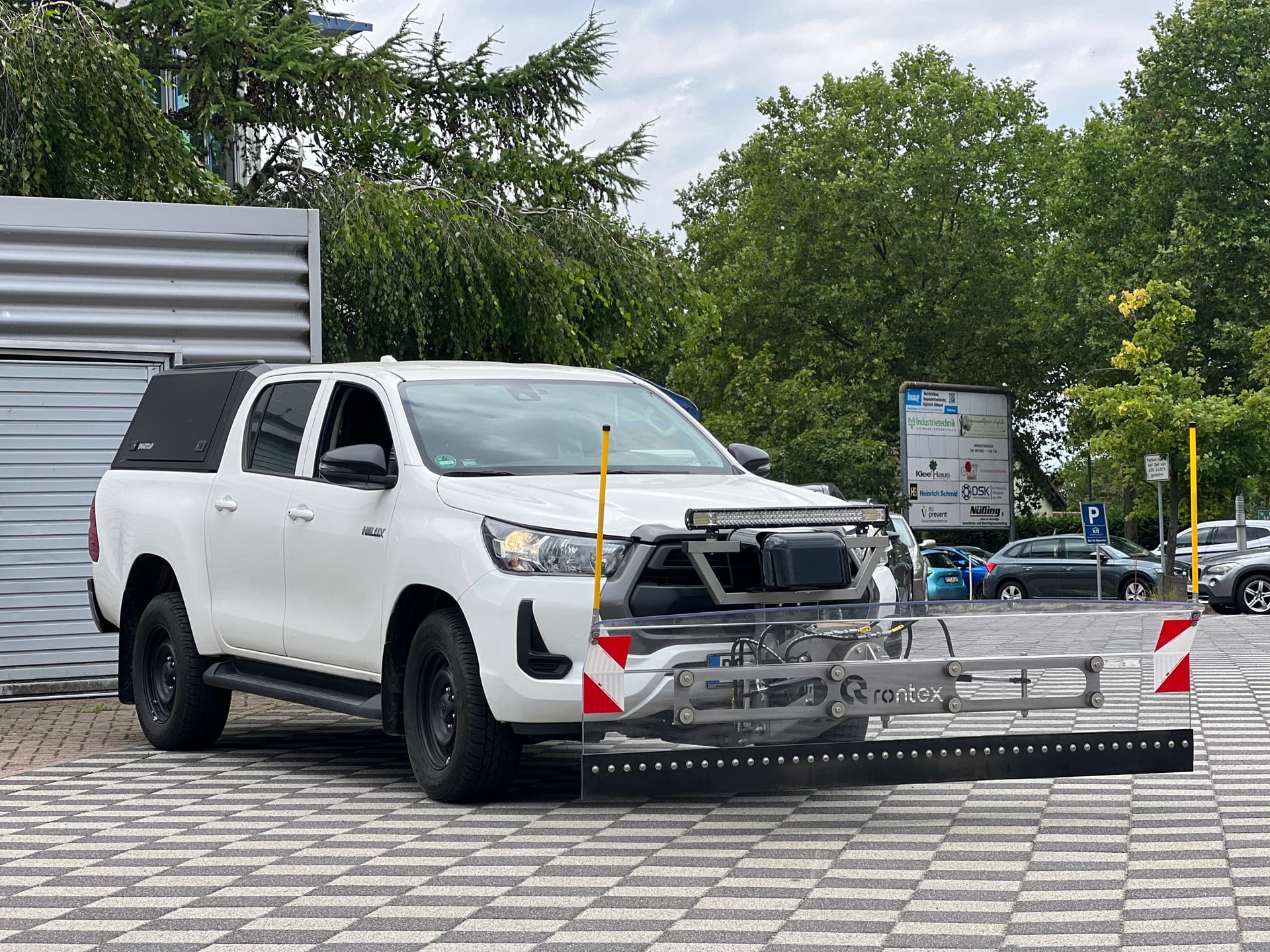Winterdienstfahrzeug Toyota Hilux mit Rontex-Schneepflug