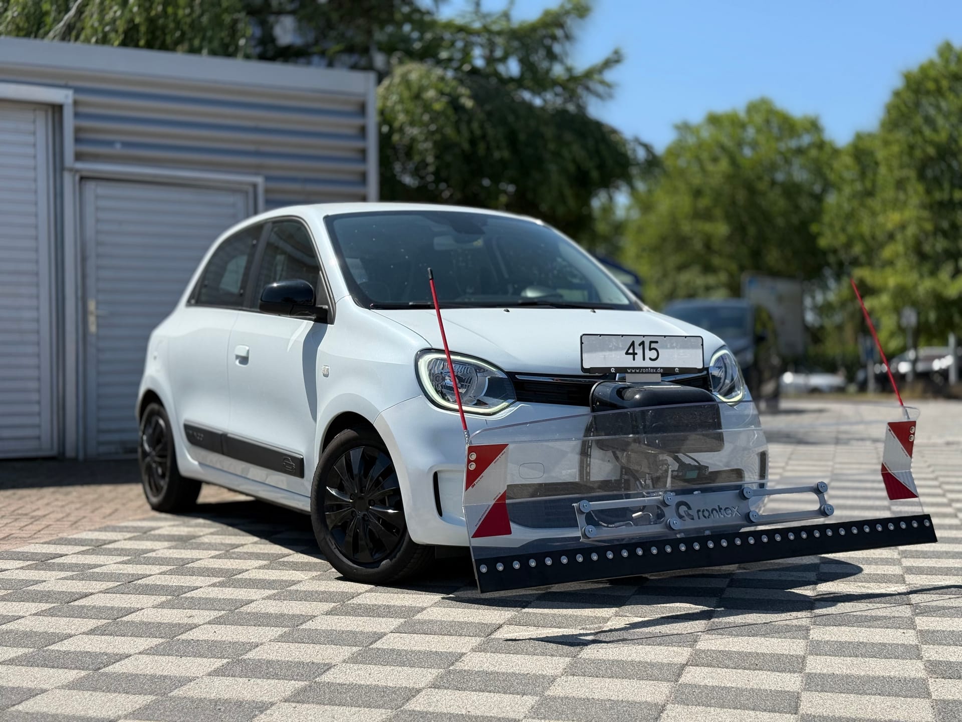 Winterdienstfahrzeug Renault Twingo mit Rontex-Schneepflug